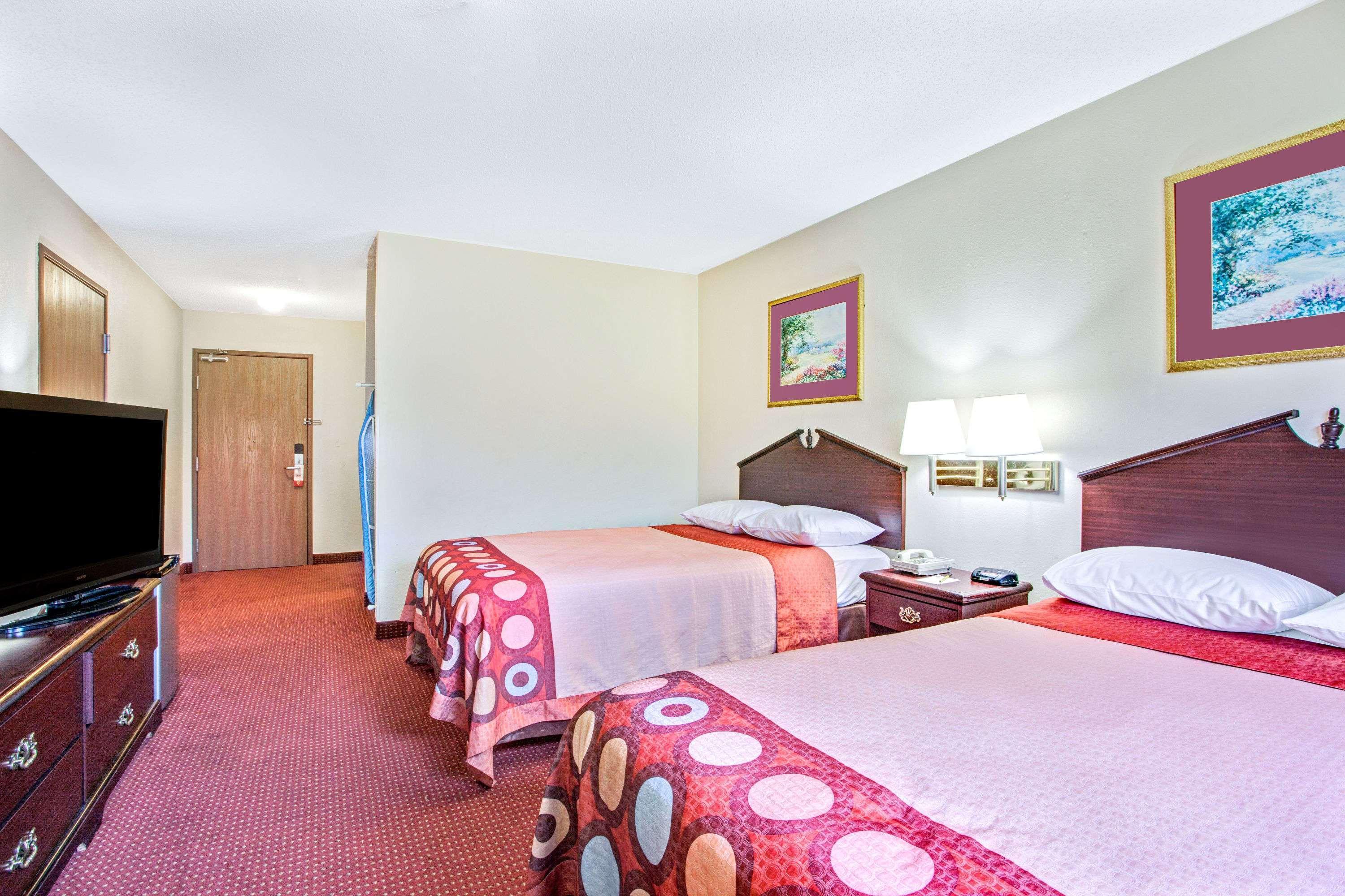 Hotel Super 8 By Wyndham Clinton Exterior foto